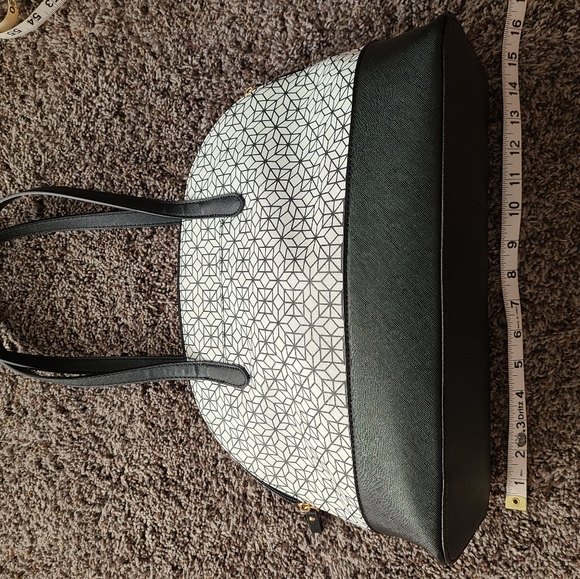 Handbag - Picture 2 of 3